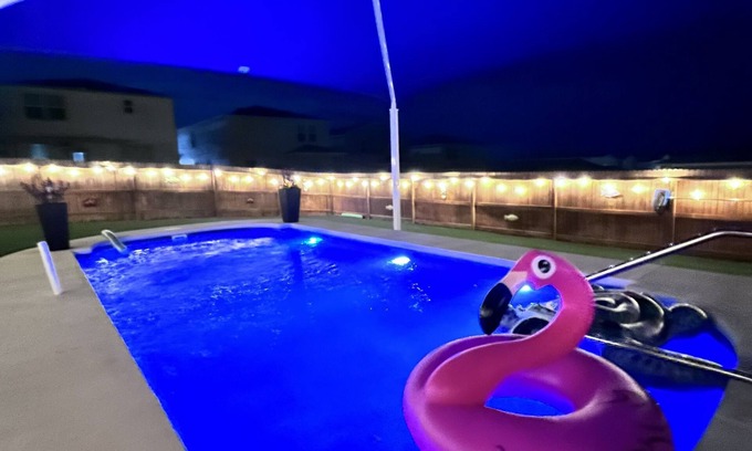 San Antonio Casa | Child Friendly Home + Pool/Hot Tub Near Six Flags SeaWorld And Iconic RiverWalk