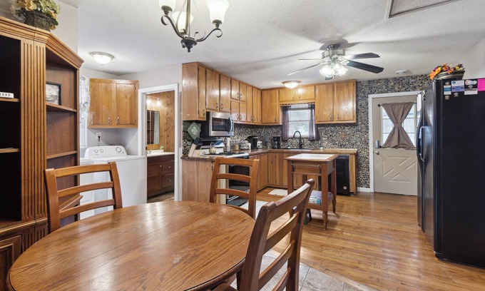 St. Helen Casa | Child/Infant/Pet friendly, Close to the Beach/Trails, Multiple Trailer Parking!