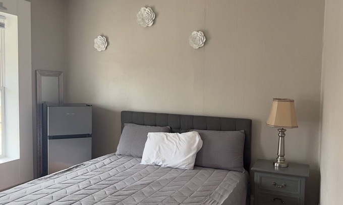 Michigan City Apartamento | Chill 1BR Spot w/Private Bath, A/C, Wi-Fi, Coffe, Microwave & Fridge