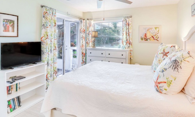Sea Dunes Condominio | Chill by the Sea | Stylish 2BR Retreat in Sea Woods