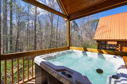 White Oak Lodge Casa | Chilln in the Smokies by AvantStay Hot Tub Foosball Pool Gym Tennis Access