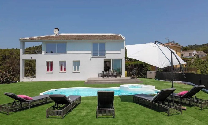 Santa Susanna Villa | Chillout House with heated pool 29°C Sea & Mountain View