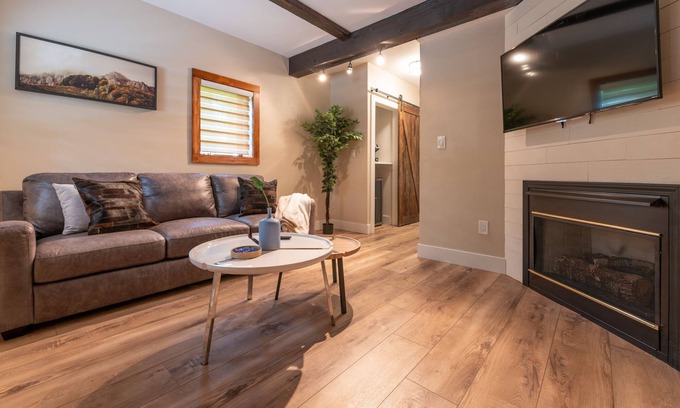 Lambertville Casa | Chimney Hill - 01) First-Floor Suite 1