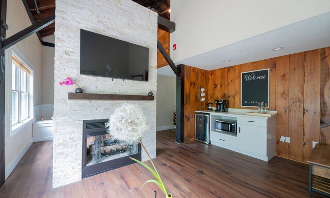 Lambertville Casa | Chimney Hill - 03) Second Floor Suite 3