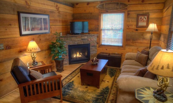 Sautee Nacoochee Cabina | Chimney Mt 2 | 2BR Cabin, Dog Friendly w/ Hot Tub and Fireplace. Near Helen GA