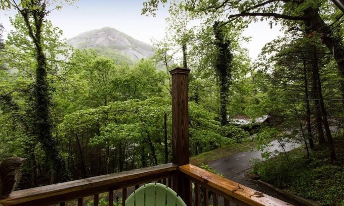 Chimney Rock Casa | El centro de Chimney Rock! Vista de chimenea - Carolina Properties