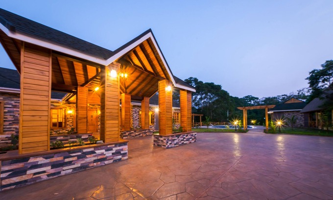 Fort Portal Cabina | Chimpundu Lodge