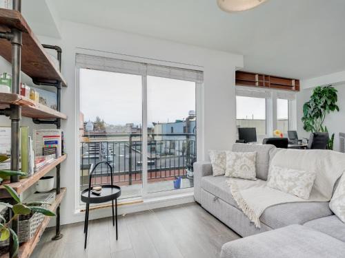 Downtown Victoria Apartamento | Chinatown Gem - min 30 Day Stay-Sunny South-Facing Suite with Work Desk in Historic Chinatown by Victoria Prime!