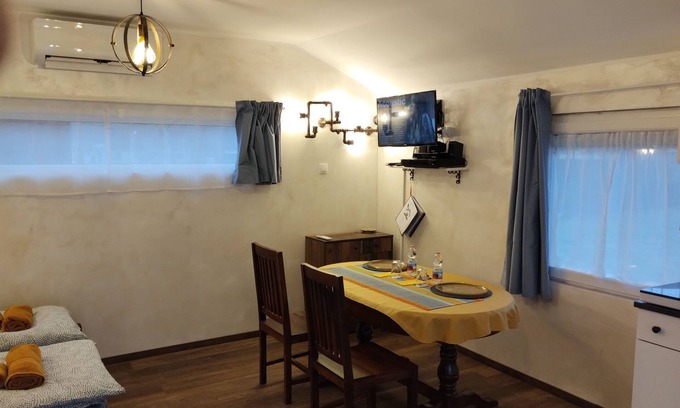 Ujbarok Apartamento | Chiomei House close M1