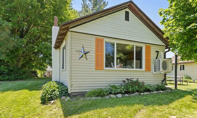 Chippewa Lake Cabina | Chippewa Lake cabin w/ pickleball court!