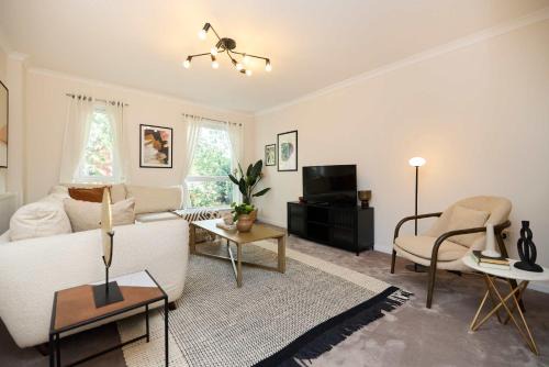 Turnham Green Apartamento | Chiswick Townhouse with Garden & Parking