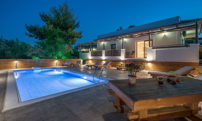 Fiolitis Villa | Villa Chloe de 4 dormitorios con piscina privada y vista al jardín