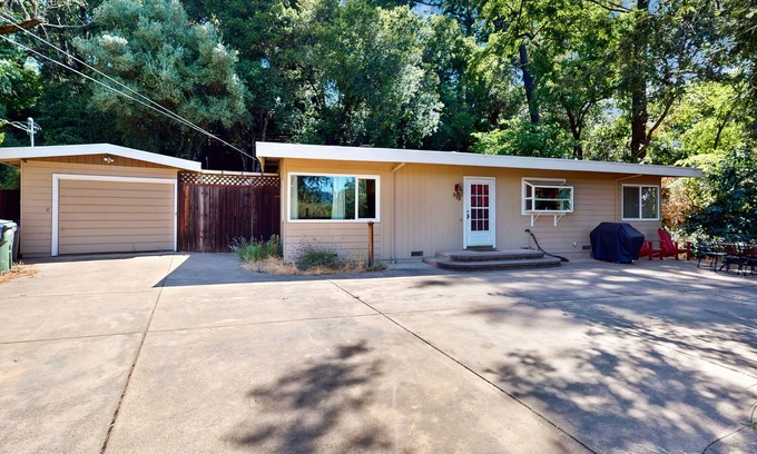 Healdsburg Casa | Choice Getaway w/ Private Hot Tub - Near Wineries, Dining, Outdoor Activities