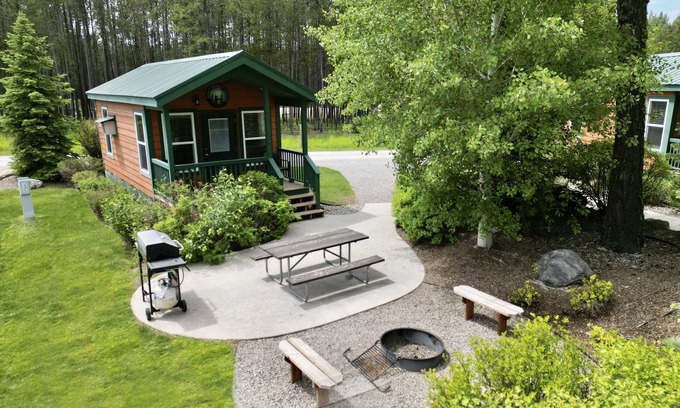 West Glacier Cabina | Choke Cherry Studio Cabin