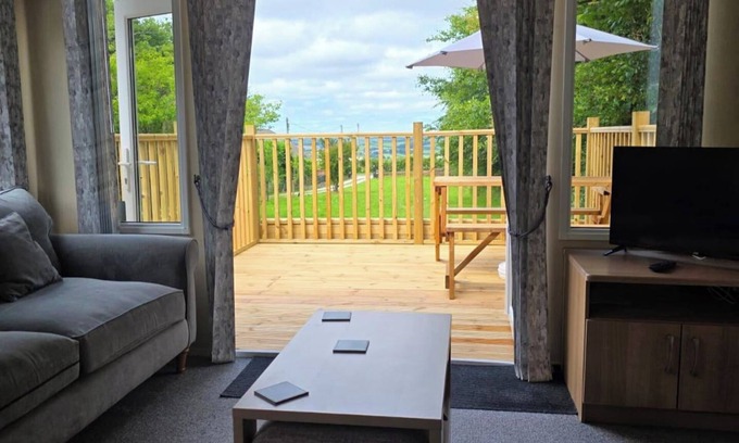 Stowford Cabina | Cholwell 3-Bed Lodge - Sleeps 6 - Pet Friendly