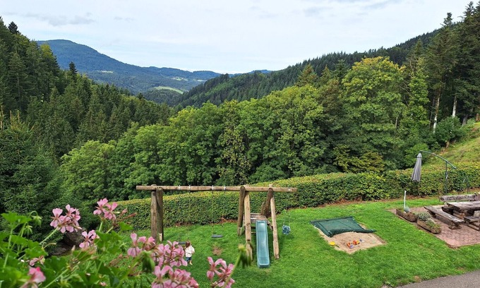 Oppenau Apartamento | Christianshof - 'Apartment' with Mountain View, Shared Garden and Wi-Fi