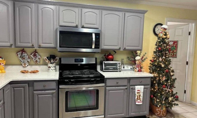 La Porte Casa | Christmas 365 !Spacious 5-bedroom house with WiFi and AC in peaceful La Porte