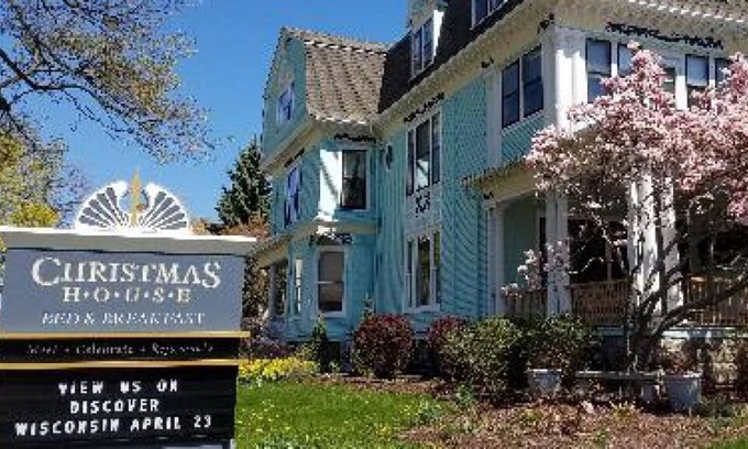 Racine Cama Y Desayuno | Christmas House Bed and Breakfast