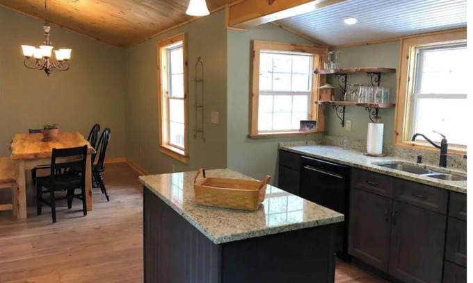 Pickens Cabina | Christy's Creekside Cabin - calm, cozy, comfort