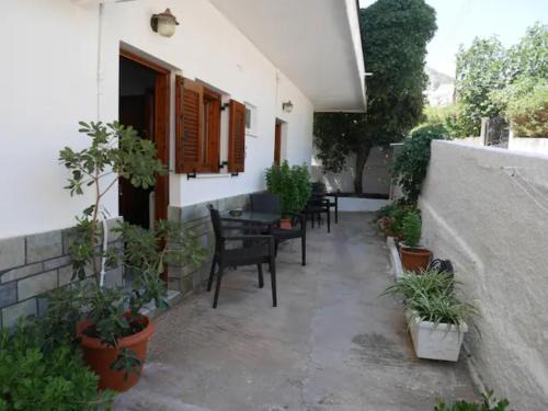 Monemvasia Apartamento | Chrysoula’s Welcoming Triple Room with Yard