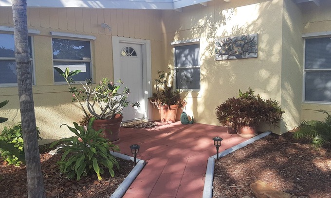 Jensen Beach Casa | "Chuck's Cottage" at Camp Rio w/Pool Table, fast drive to Beaches