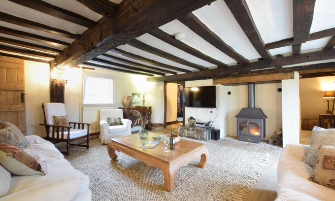 Cookley Cabaña | CHURCH FARMHOUSE, COOKLEY, pet friendly, with open fire in Halesworth