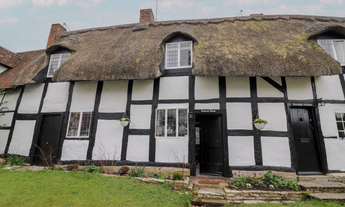 Welford on Avon Cabaña | CHURCH VIEW, pet friendly, with hot tub in Welford-On-Avon