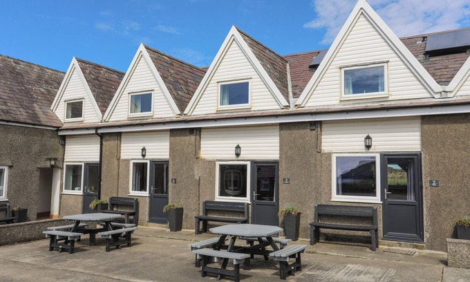 Llanengan Cabaña | CILAN - 2 TY'N DON, pet friendly in Abersoch