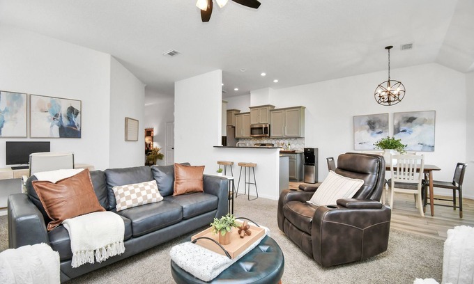 Katy Casa | Cinco Ranch Home - Relocations & Insurance. Trails & Toys. Sleeps 6+