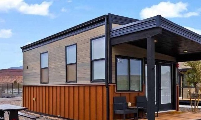 Hurricane Cabina | Cindy Glamping Cabin 1 Bedroom / 1 Bath Efficiency - Studio Apartment for Short Stays