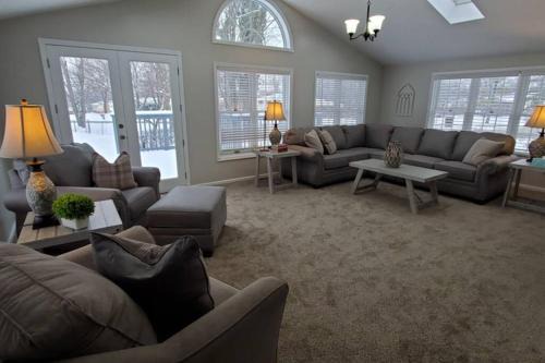West Chester Casa | Cindy's Super Ranch Home