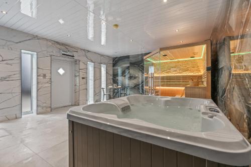 Roath Apartamento | Cinema Studio Room with Spa Facilities For Couples