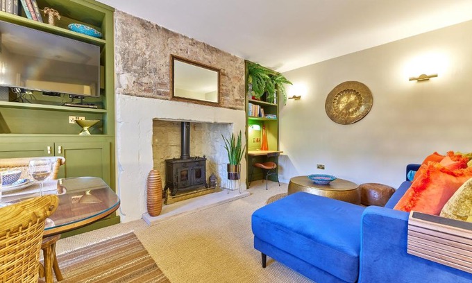 Berwick-upon-Tweed Casa | Cinnabar: Luxury, Couple's Nook in Historic Walls.
