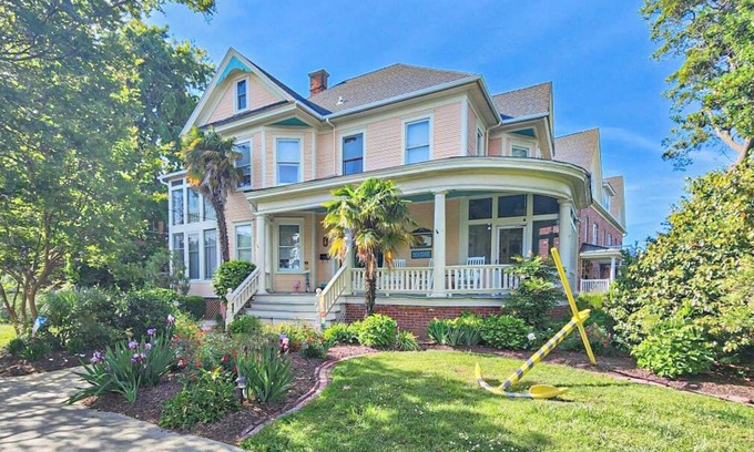 Cape Charles Casa | Circa 1912 charm. 1 block to beach. Sleeps 12. Equipped recreation room!