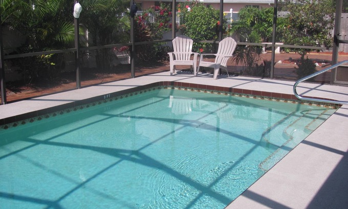 Venice Casa | Circle Drive Venice Island Pool Home ¡a un corto paseo de su propia playa privada!
