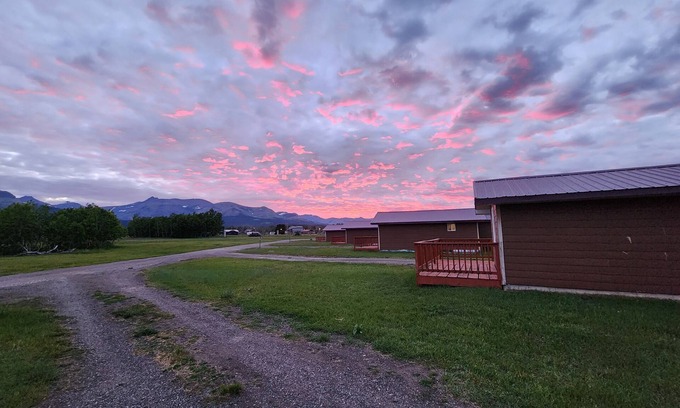 East Glacier Park Village Cabina | Circle R Cabin 6, Private Ranch, Mountain Views