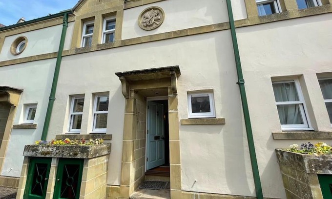 Upper Town Casa | Circus Mews Townhouse:2 Beds:2 En-suite Baths:Parking:City Centre:Quiet Area