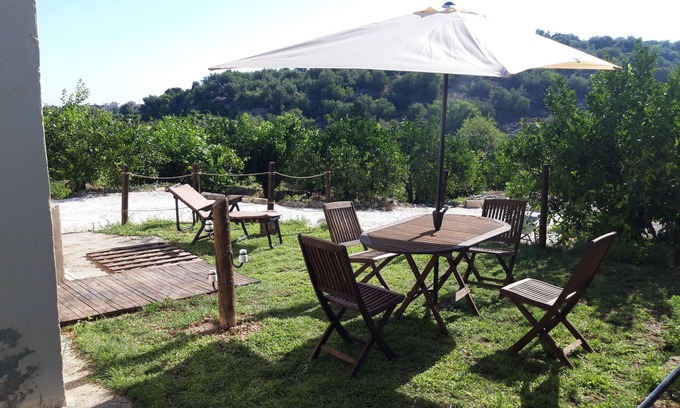 Carlentini Casa | Cirico 'House large house veranda surrounded by greenery