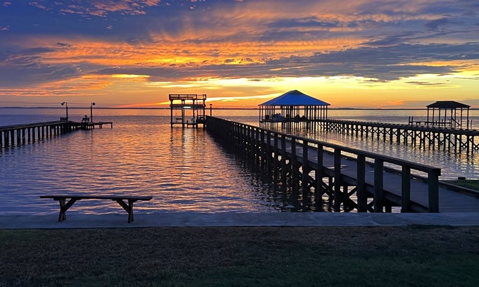 Creole Cabina | Adorable campamento de pesca en Big Lake con muelle privado, solárium y luces de pesca