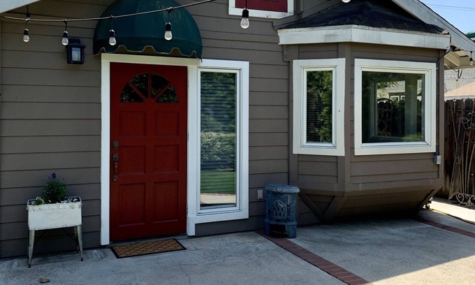Old Towne Cabaña | Citrus Cottage in Old Town Orange near Chapman U & Disneyland