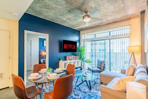 Evans Churchill Apartamento | City 2BR Near DT with Balcony Gym Pool Parking WD