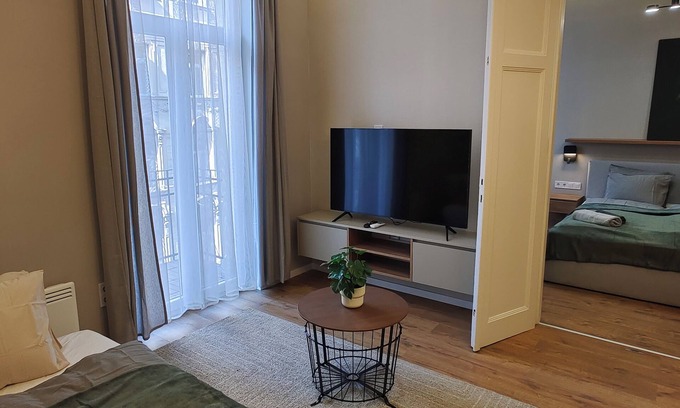Nepszinhaz negyed Apartamento | CITY CENTER 2! A Cozy and Modern 2BR in the city center near New York Cafe!