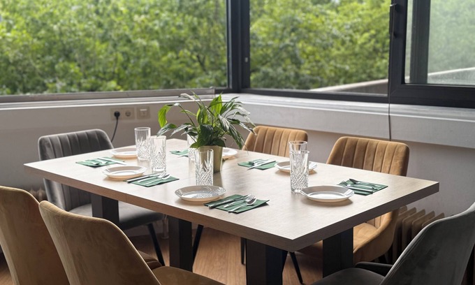 Suelz Apartamento | City Center Retreat/ 1 min Train Station