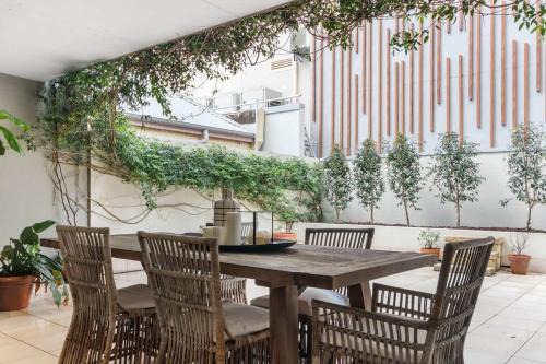 Newcastle Apartamento | City Escape - Newcastle CBD - Spacious Apartment with a Beautiful Courtyard