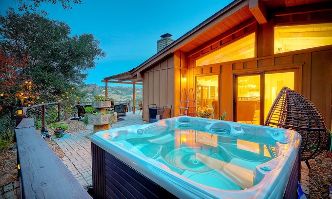 Fallbrook Casa | City Getaway | Hot Tub | Fire Pit | Game Room | BBQ | Hiking Trails | Vineyard Views | B-Ball