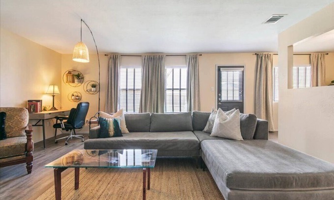 Quail Hollow Casa | City Haus: Stylish home with King and Wifi 5 minutes to Q2 Stadium, Domain