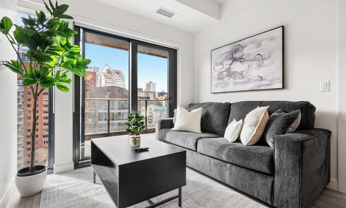 Eau Claire Apartamento | City Lights & River Sights 2BR, AC, XL Patio, Gym