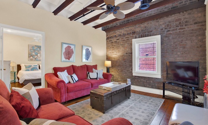 Yamacraw Village Condominio | City Market Getaway, Walk Everywhere, Pool Access