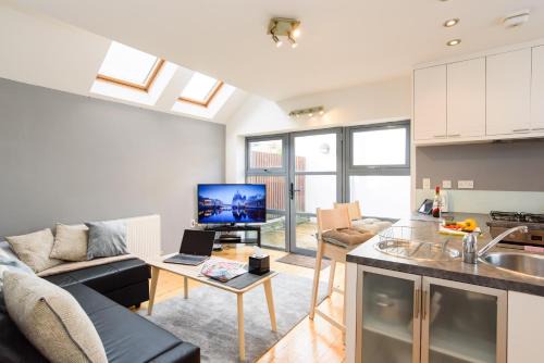 Splott Casa | City Retreat, 2 Bed House with Cloudstream Hot Tub