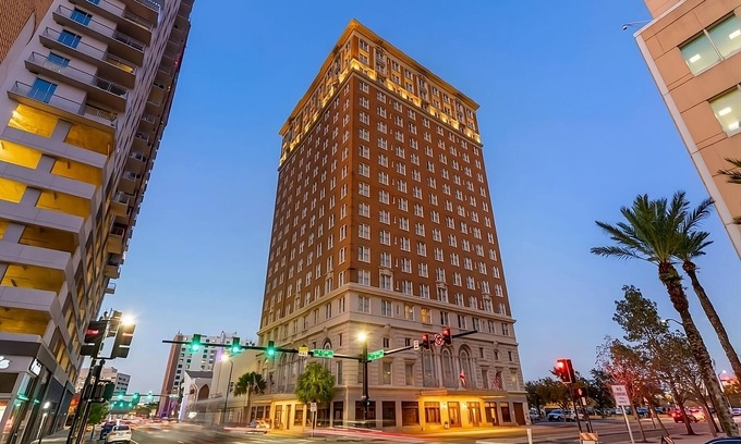 Downtown Tampa Hotel | City Retreat: Discover Downtown Tampa's Best-Kept Secret! 2 Rooms